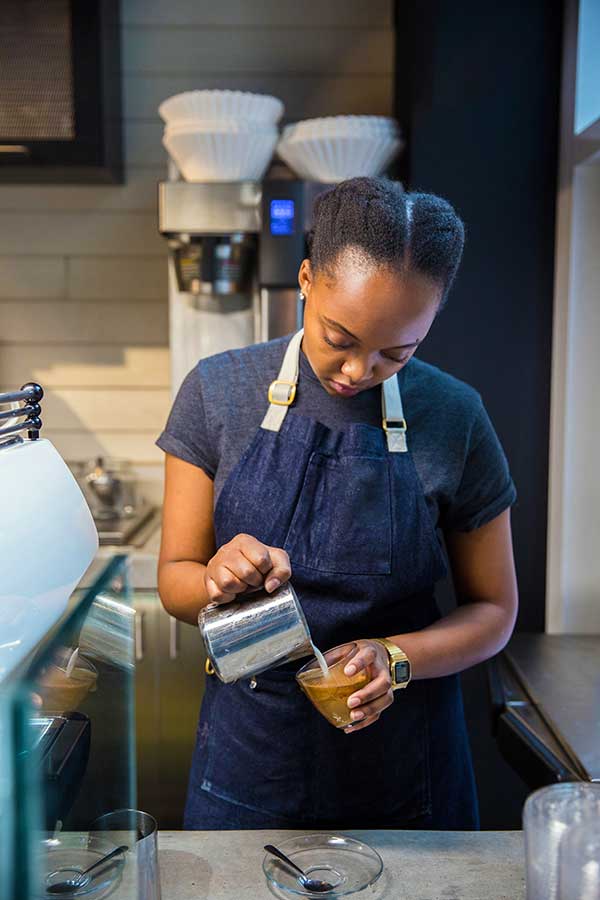 Barista pour latte